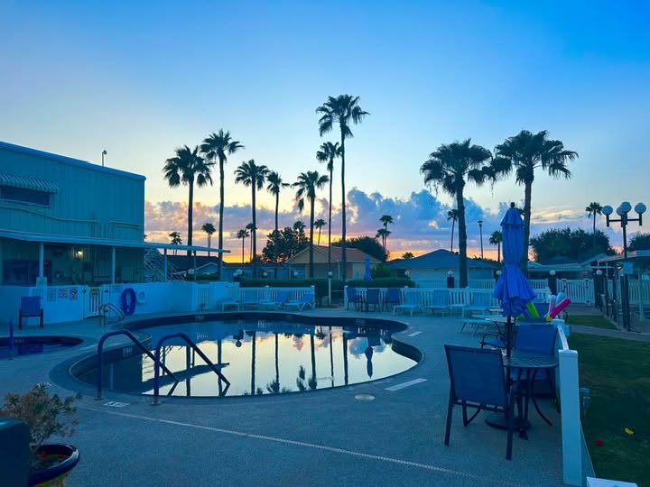 Pool4.jpg